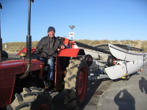 Ben Kaandorp rijdt 2 boten naar het strand