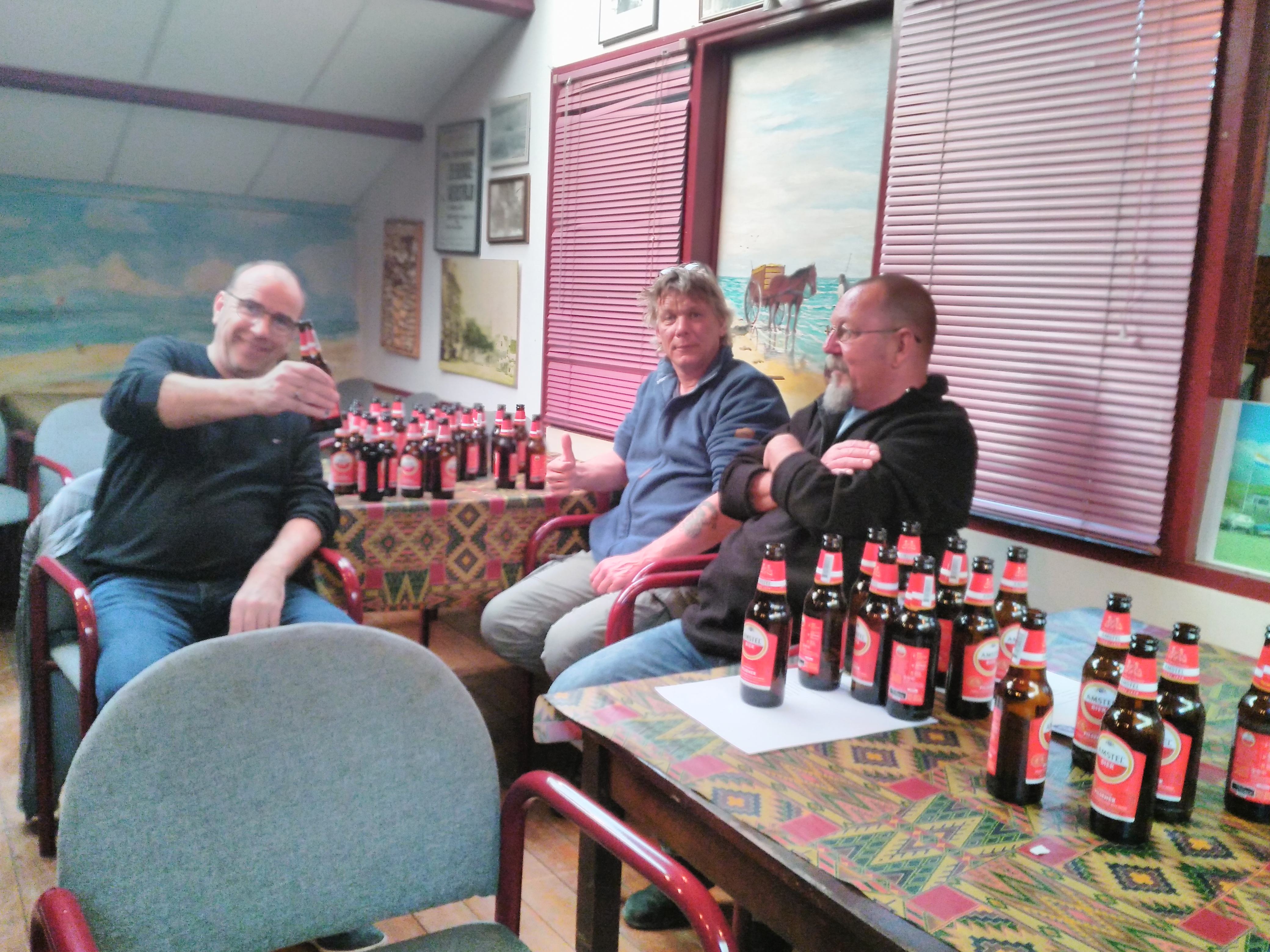 Fanatieke leden in voorbereiding op de voorjaarsvergadering