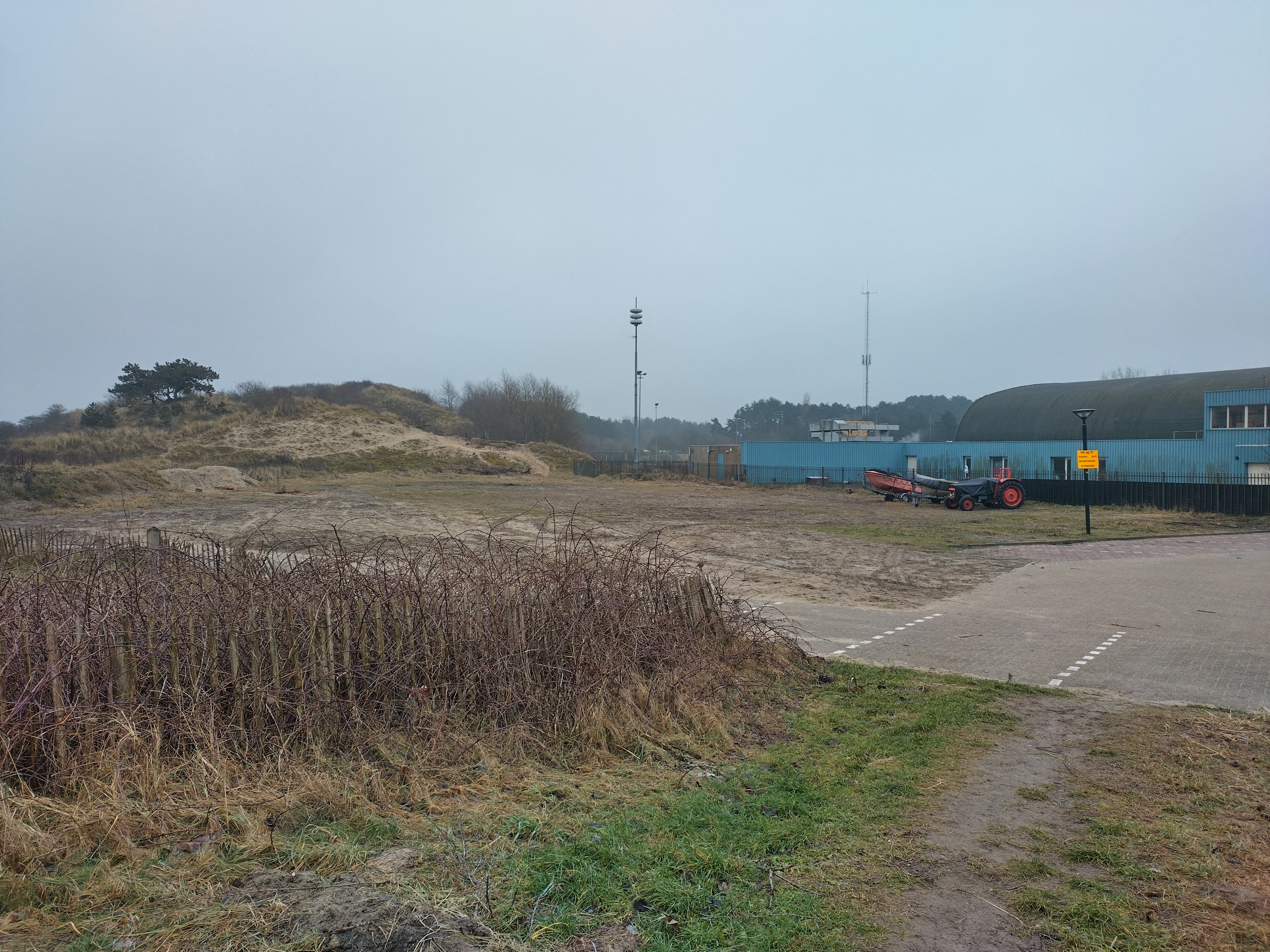 Terrein bij de sporthal weer vrij